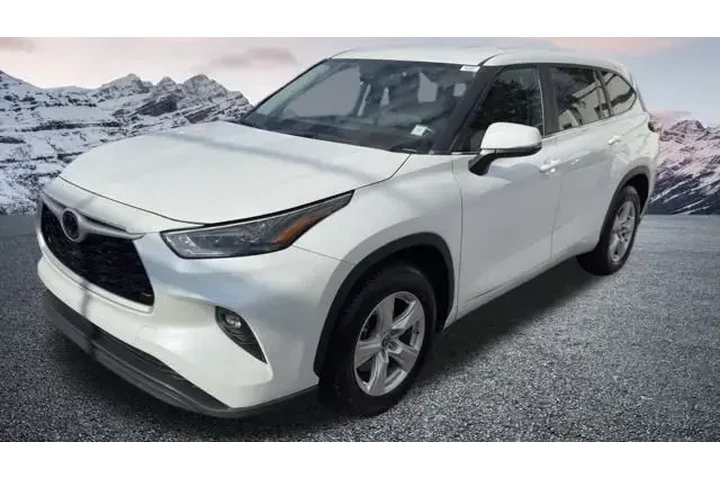 $31388 : Toyota Highlander 2024 LE 4d image 1