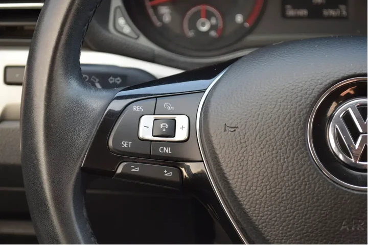 $16989 : Volkswagen Passat 2020 SE 4d image 9