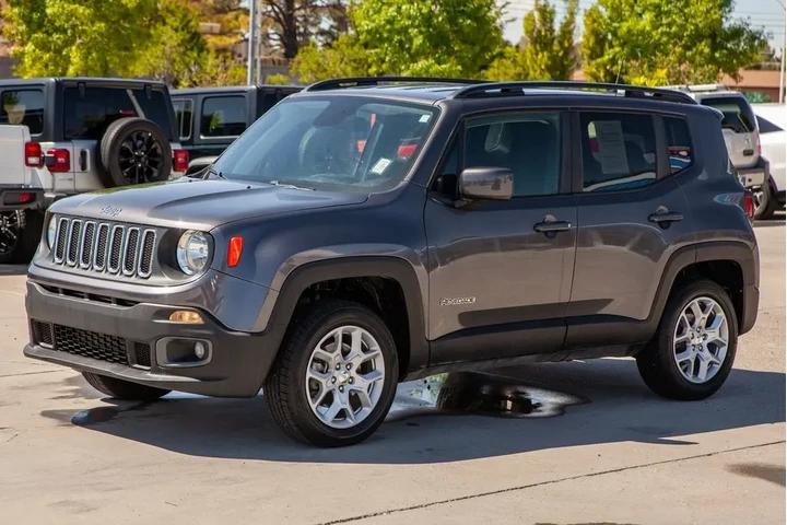 2018 Renegade Latitude image 9