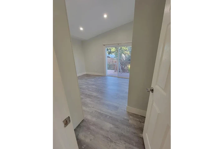 $4200 : 3 bedroom house available image 3