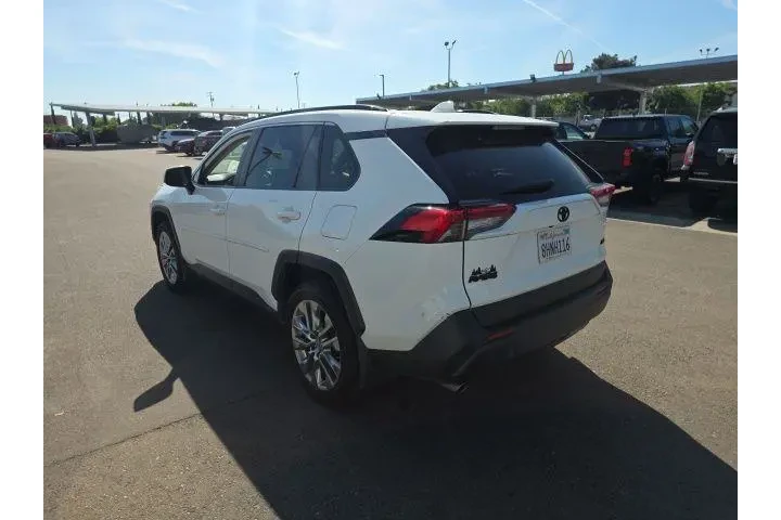 $20900 : Toyota RAV4 2019 XLE Premium image 4