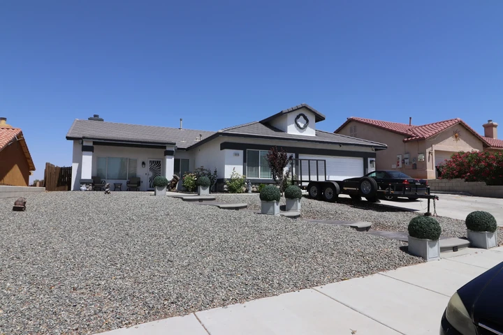 $585000 : 5 Beds 2 Baths en Victorville image 1