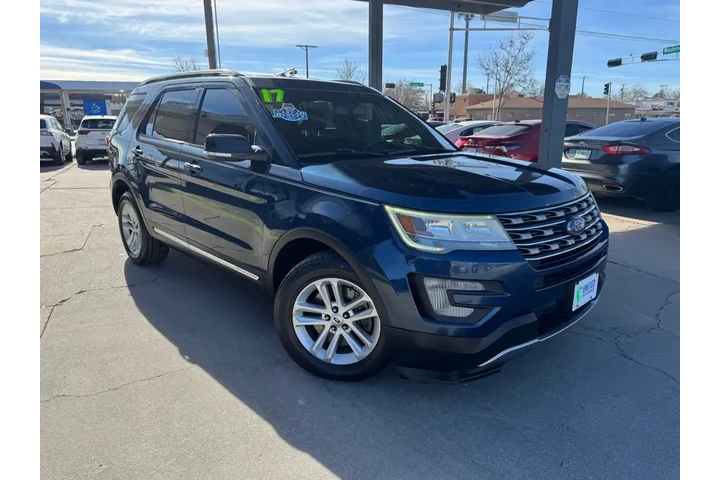 2017 Explorer XLT FWD image 3