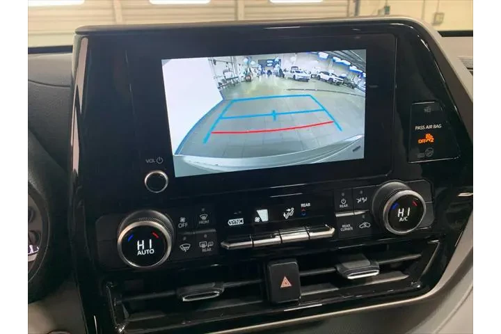 $32489 : Toyota Highlander 2023 L 4dr image 7