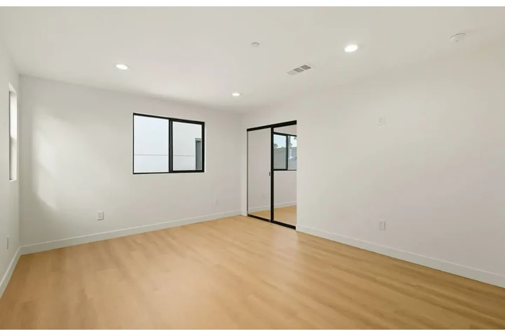 $2300 : 3 Bed Apt In Huntington Park image 4