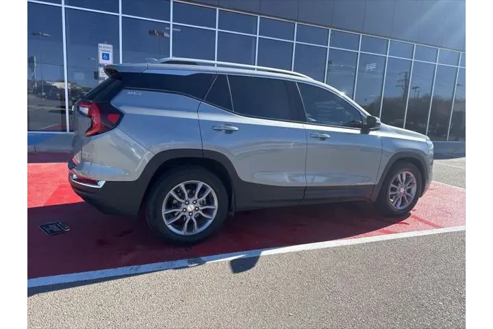 $25032 : GMC Terrain 2024 SLT 4dr SUV image 6