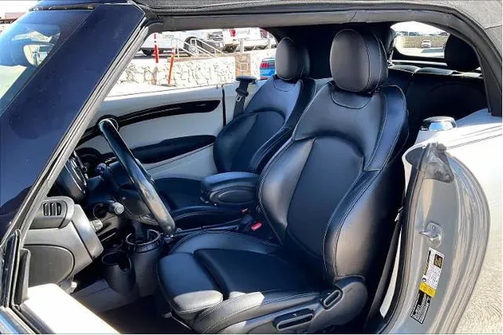 $16924 : MINI Convertible 2017 Cooper image 7