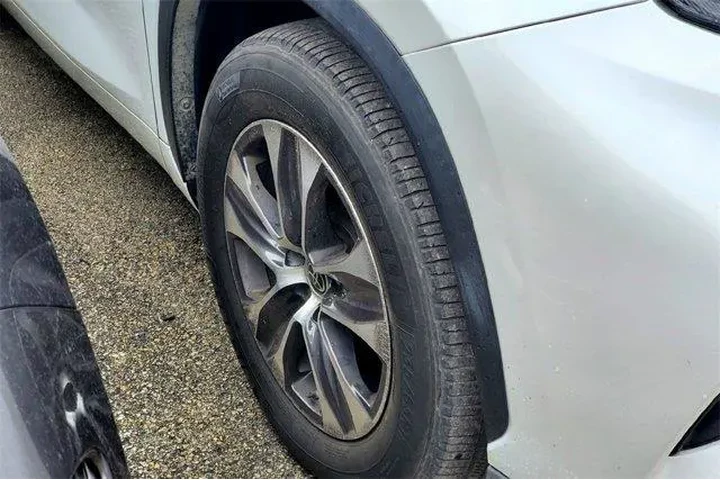 $30030 : Toyota Highlander 2023 LE 4d image 4