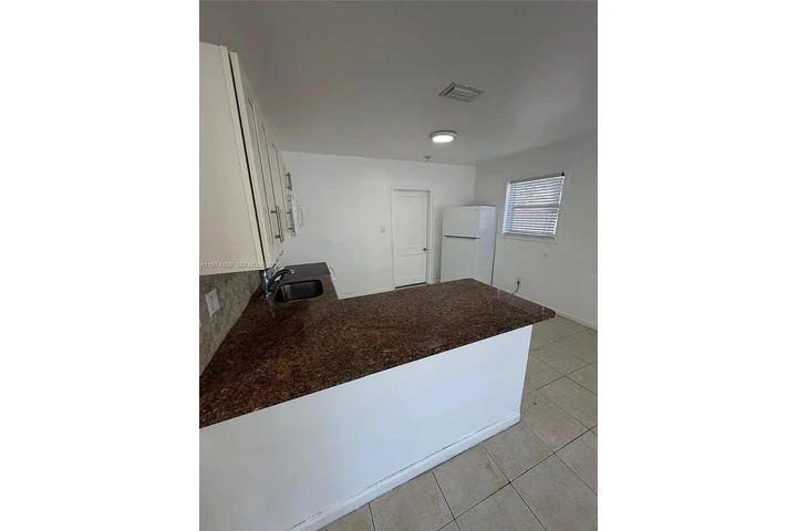 $700 : charmingHOME ..South Miami, FL image 5