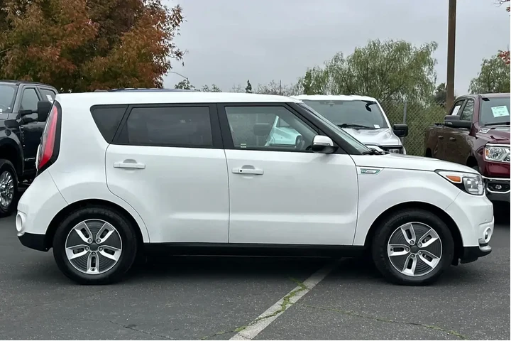 $10977 : Kia Soul EV 2017 + 4dr Cross image 8