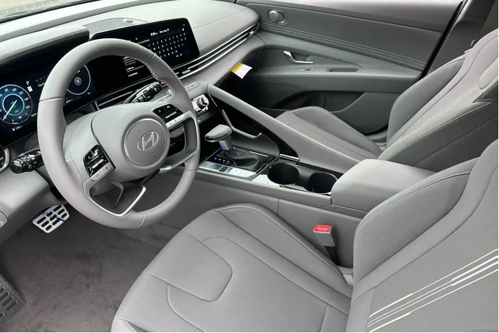 $24990 : Hyundai ELANTRA Hybrid 2025 image 10