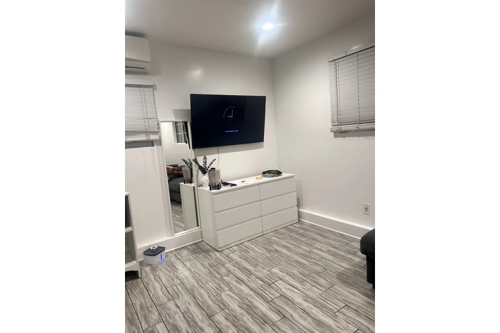 $750 : Comparto estudio image 3