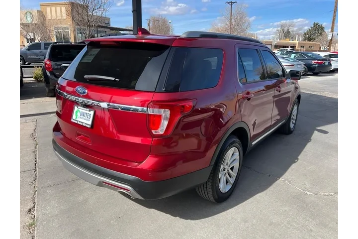 2016 Explorer XLT FWD image 5