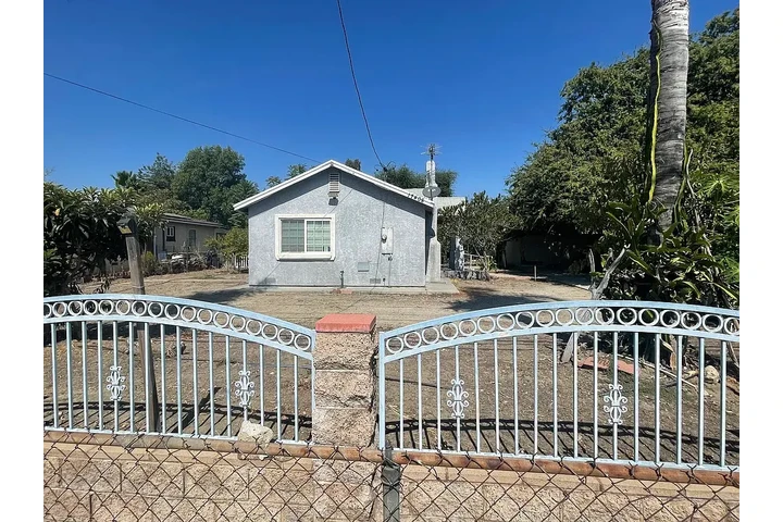 $900 : Beautiful Home...Fontana, CA image 7
