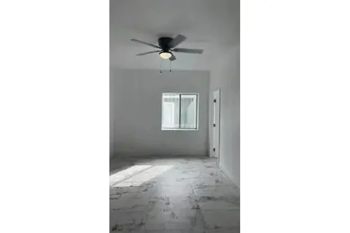 $3800 : ¡Casa Remodelada! 5-Rec/2-Bañ image 5