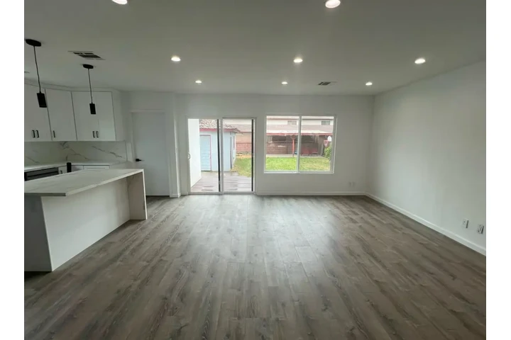 $2200 : 2 Bedroom Home in Los Angeles image 2