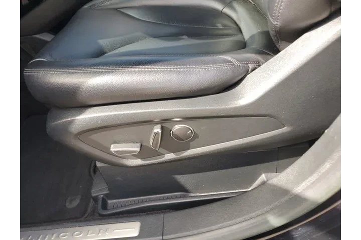 $18590 : Lincoln Nautilus 2020 4dr St image 10