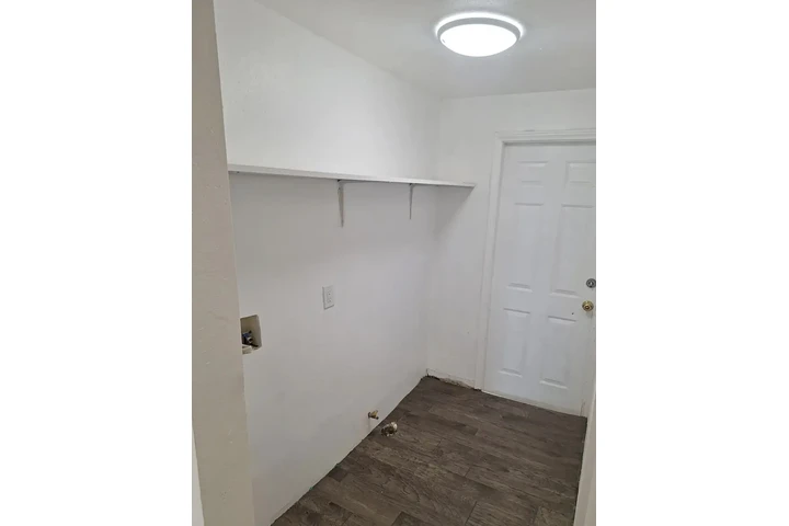 $890 : Beautiful freshly painted home image 3