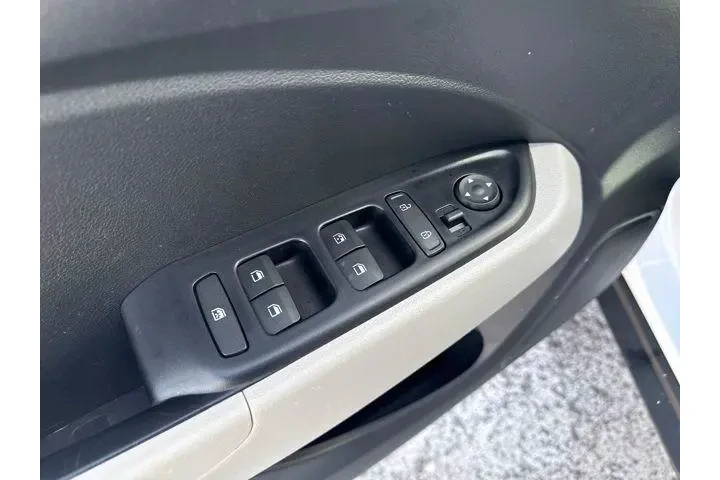 $18481 : Hyundai VENUE 2023 SEL 4dr C image 10