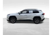 $25885 : Toyota RAV4 2024 AWD XLE 4dr thumbnail