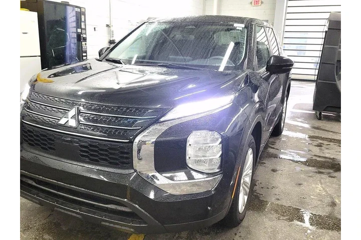 $23998 : Mitsubishi Outlander 2024 ES image 3