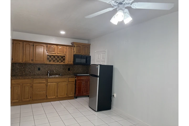 $1300 : Se renta efficiency image 1