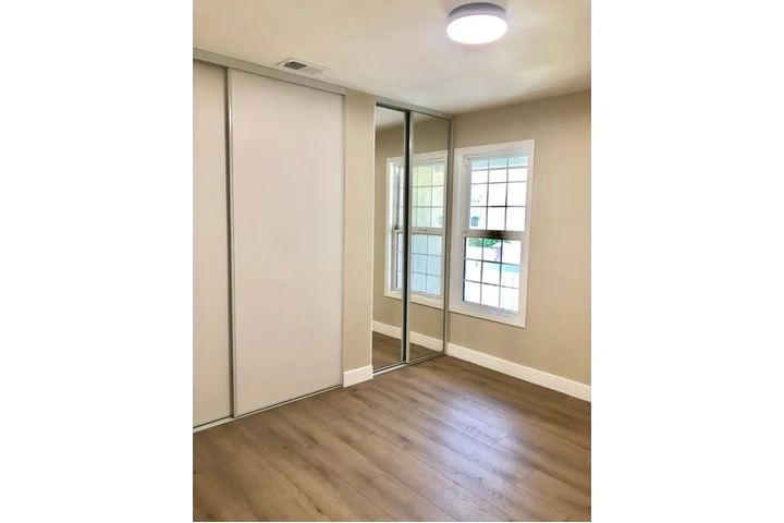 $2400 : 3 Bedroom house For Rent in LA image 3