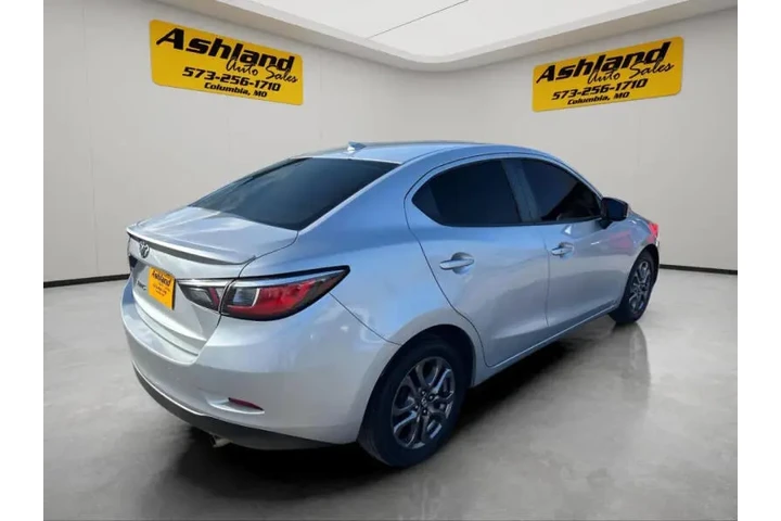 $10900 : 2019 Yaris LE image 6