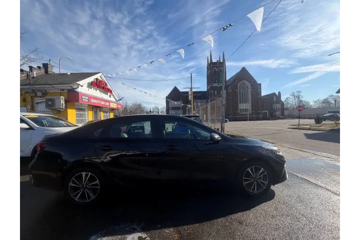 $17995 : 2023 Forte LXS image 9