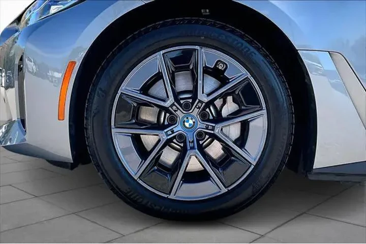 $31755 : BMW i4 2023 eDrive35 Gran Co image 10