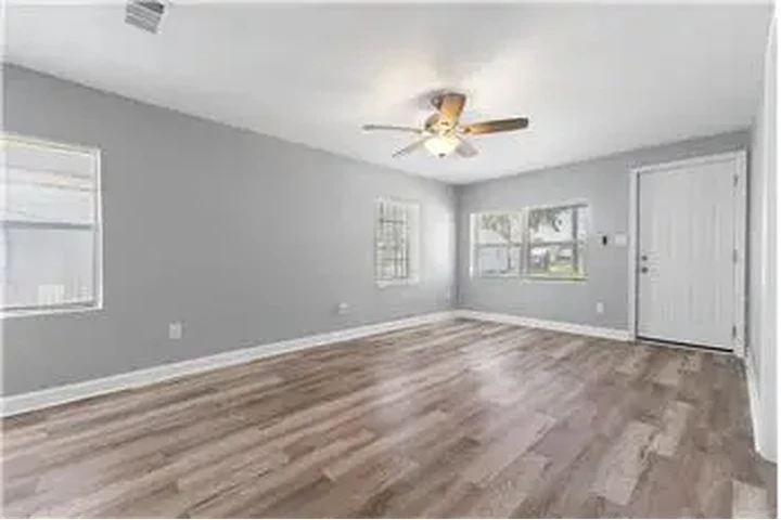 $850 : Rental property with 2 bedro image 2