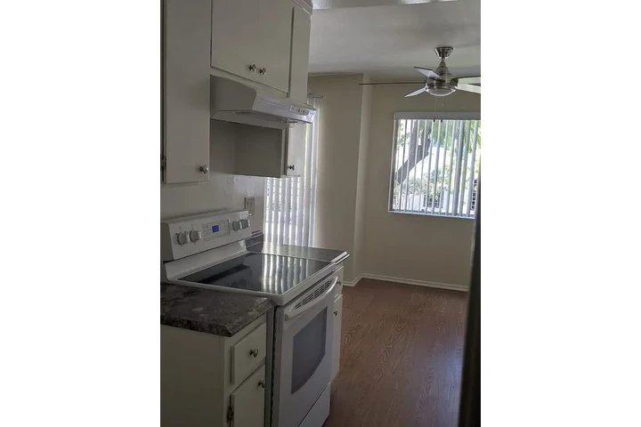 $800 : DREAM APARTMENT WAITING image 5