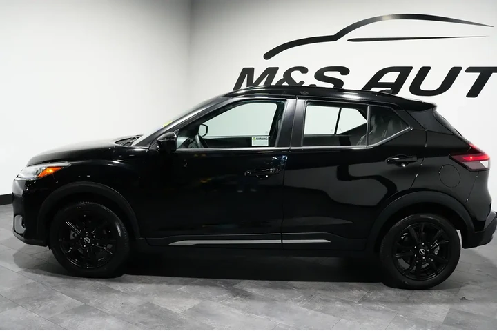 $18738 : 2023 Kicks SR image 3