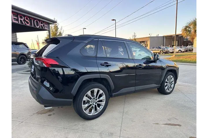 $24880 : Toyota RAV4 2021 XLE Premium image 8