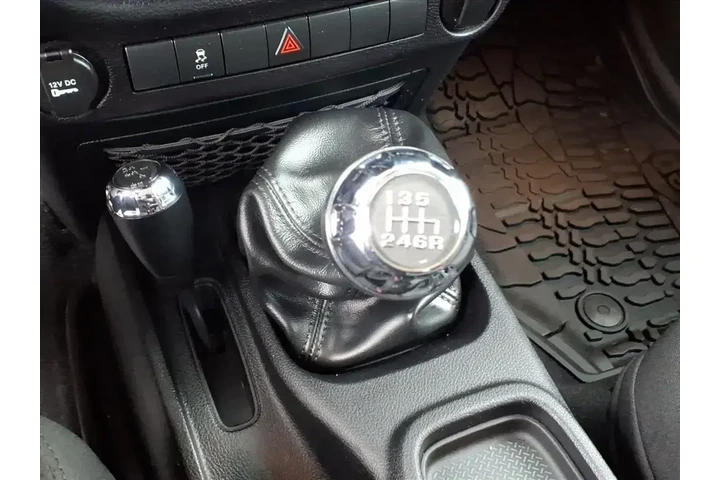 $16500 : Jeep Wrangler 2015 4x4 Sport image 8