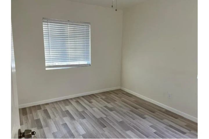 $2800 : CASITA PARA RENTAR EN SANTAANA image 4