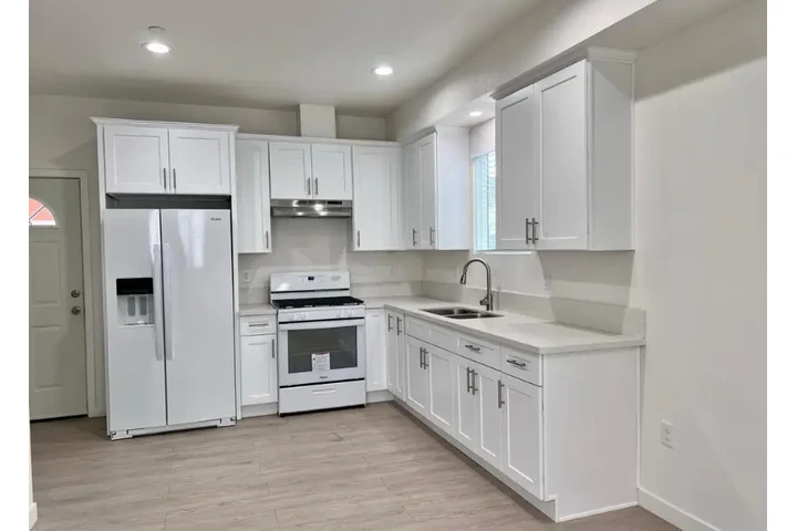 $2495 : 3 Bedroom Apt in koreatown LA image 6