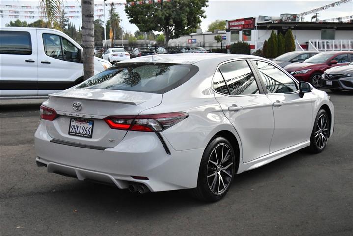 $26694 : Camry SE Sedan 4D image 7