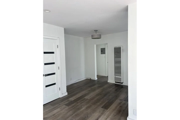 $1500 : 1 Bedroom 1 Bath Apt in Carson image 2