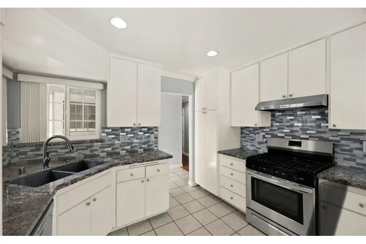 $2000 : 2 Bedroom House in Los Angeles image 4