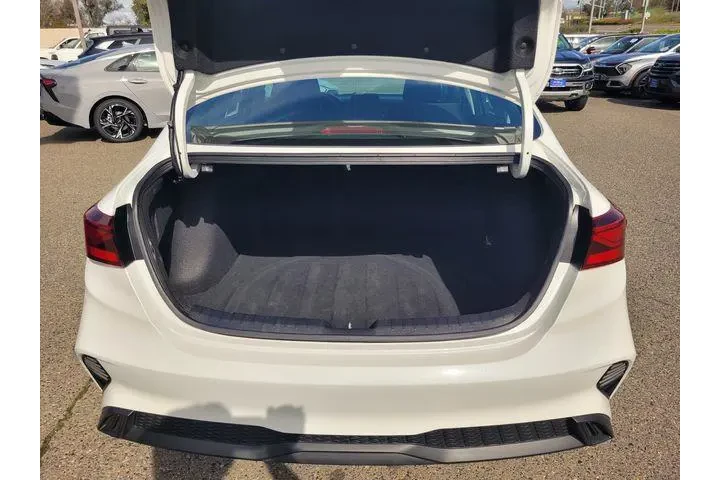 $17936 : Kia Forte 2024 LX 4dr Sedan image 8