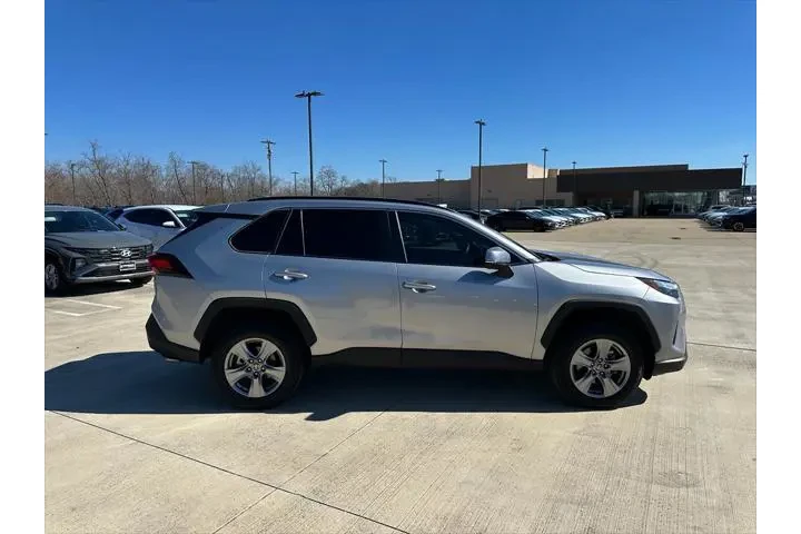 $27897 : Toyota RAV4 2023 XLE 4dr SUV image 4