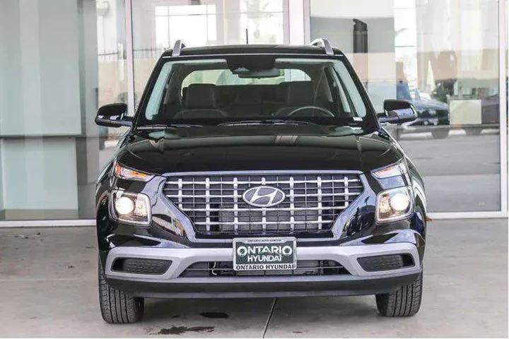 $21027 : Hyundai VENUE 2025 SEL 4dr C image 3