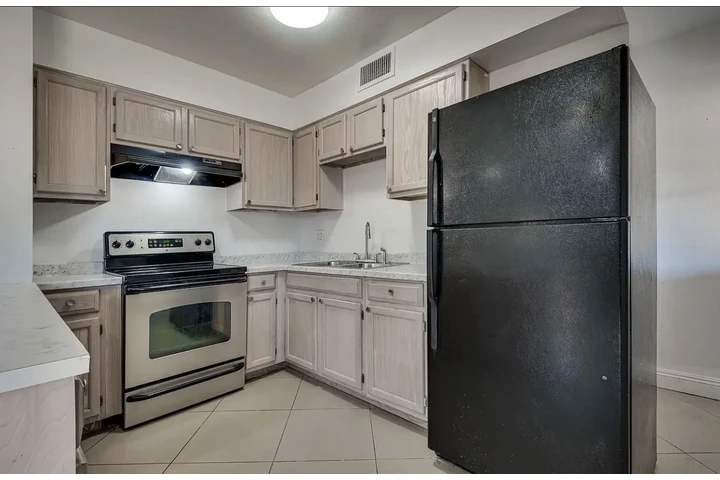 $1000 : stunning bright, open living image 6