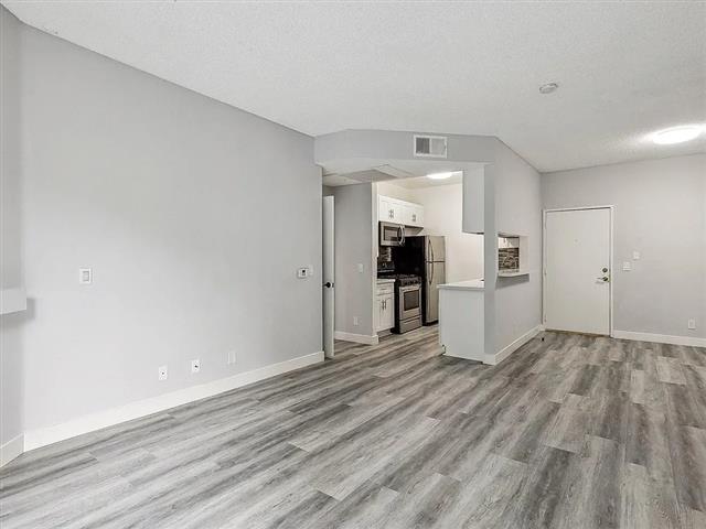 $1400 : 2 BED 2 BATH image 6