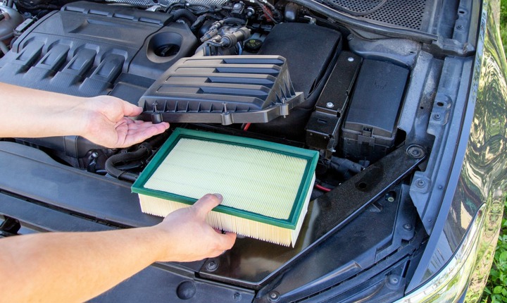 Ahorre dinero instalando usted mismo el filtro de aire del carro