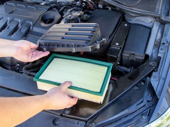 Ahorre dinero instalando usted mismo el filtro de aire del carro