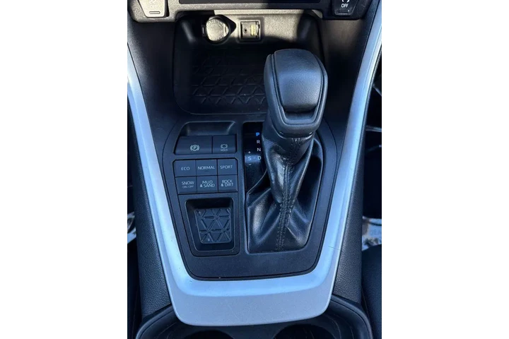 $17495 : 2019 RAV4 LE image 10