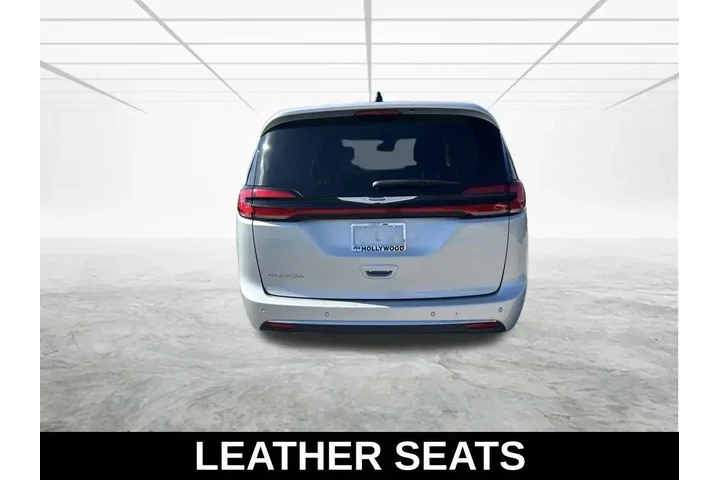 $21960 : Chrysler Pacifica 2024 Touri image 6