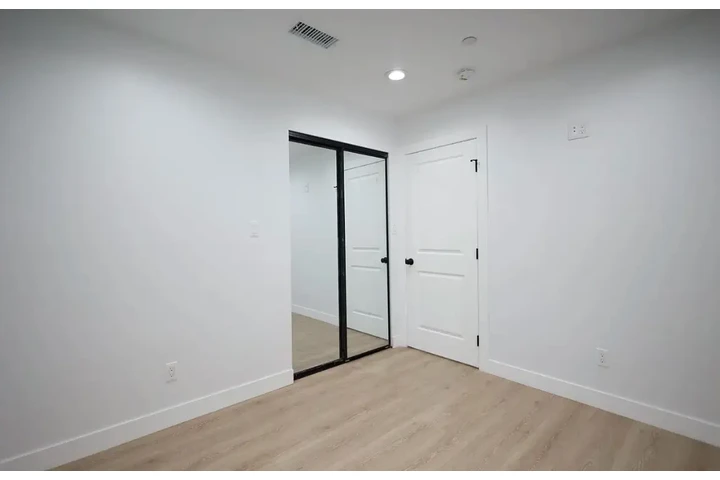 $2200 : 3Bed 2Bath Apt in koreatown image 7